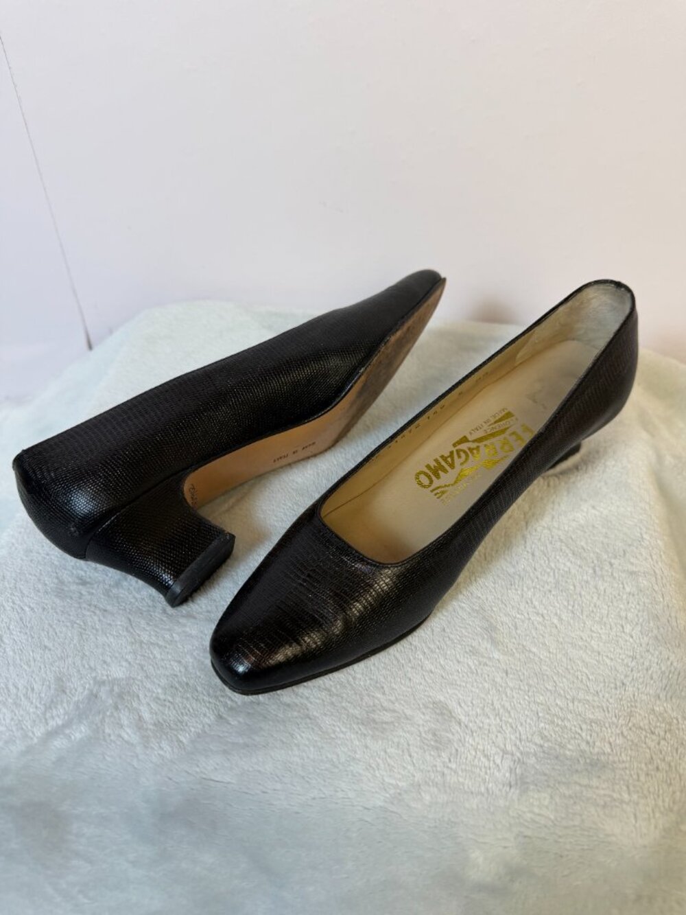 SALVATORE FERRAGAMO Classic Pumps 1.5" Heels Women's Sz 5 AA Black Leather